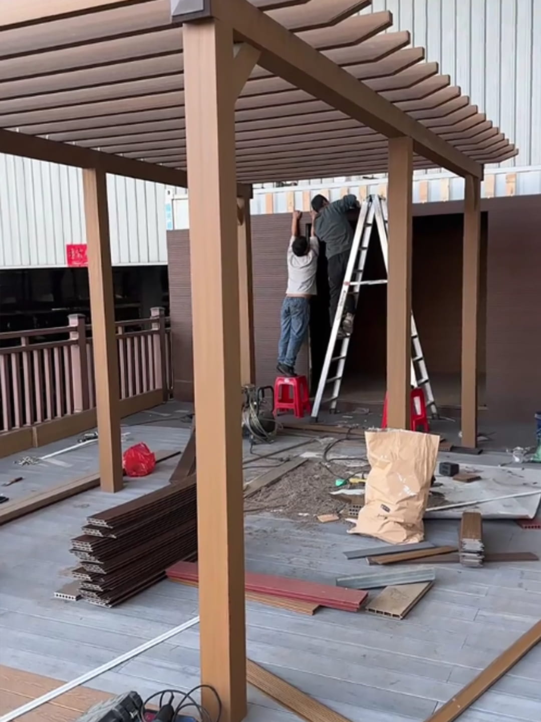 Panduan Penyumberan Necowood 2026 B2B: Decking WPC Terus Kilang, Pelapis ASA & Lantai SPC dari China