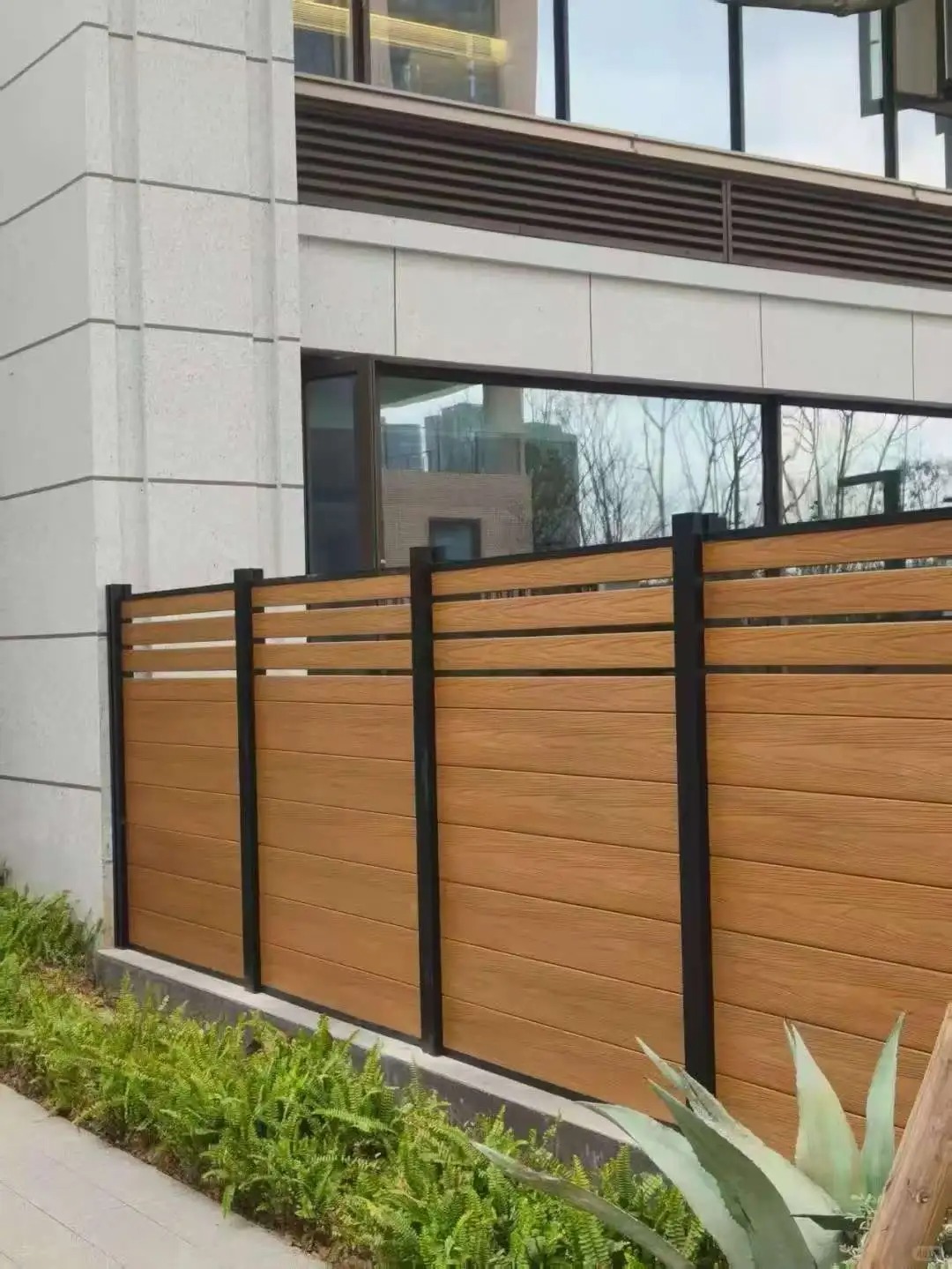 Pagar Komposit lwn Aluminium lwn Vinyl: Mana Yang Terbaik untuk Anda?